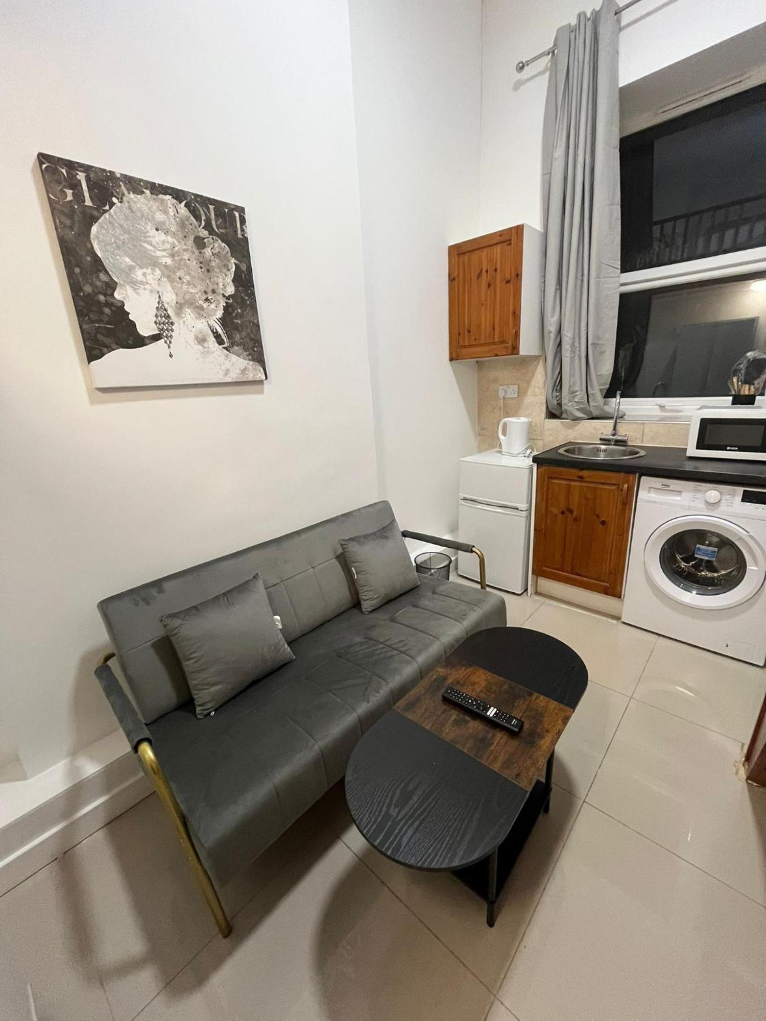 Modern Studios Queenspark Лондон Номер фото