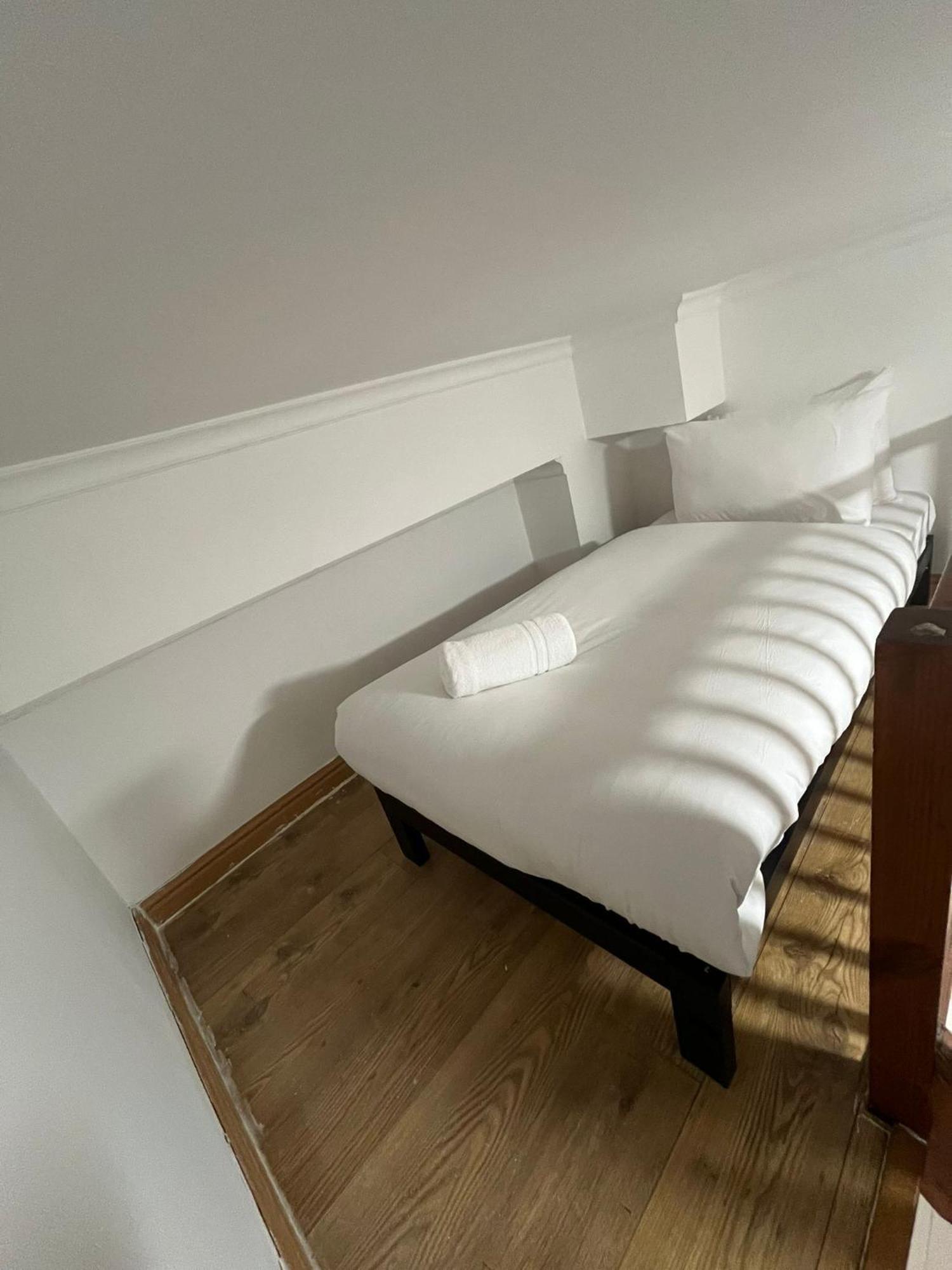 Modern Studios Queenspark Лондон Номер фото