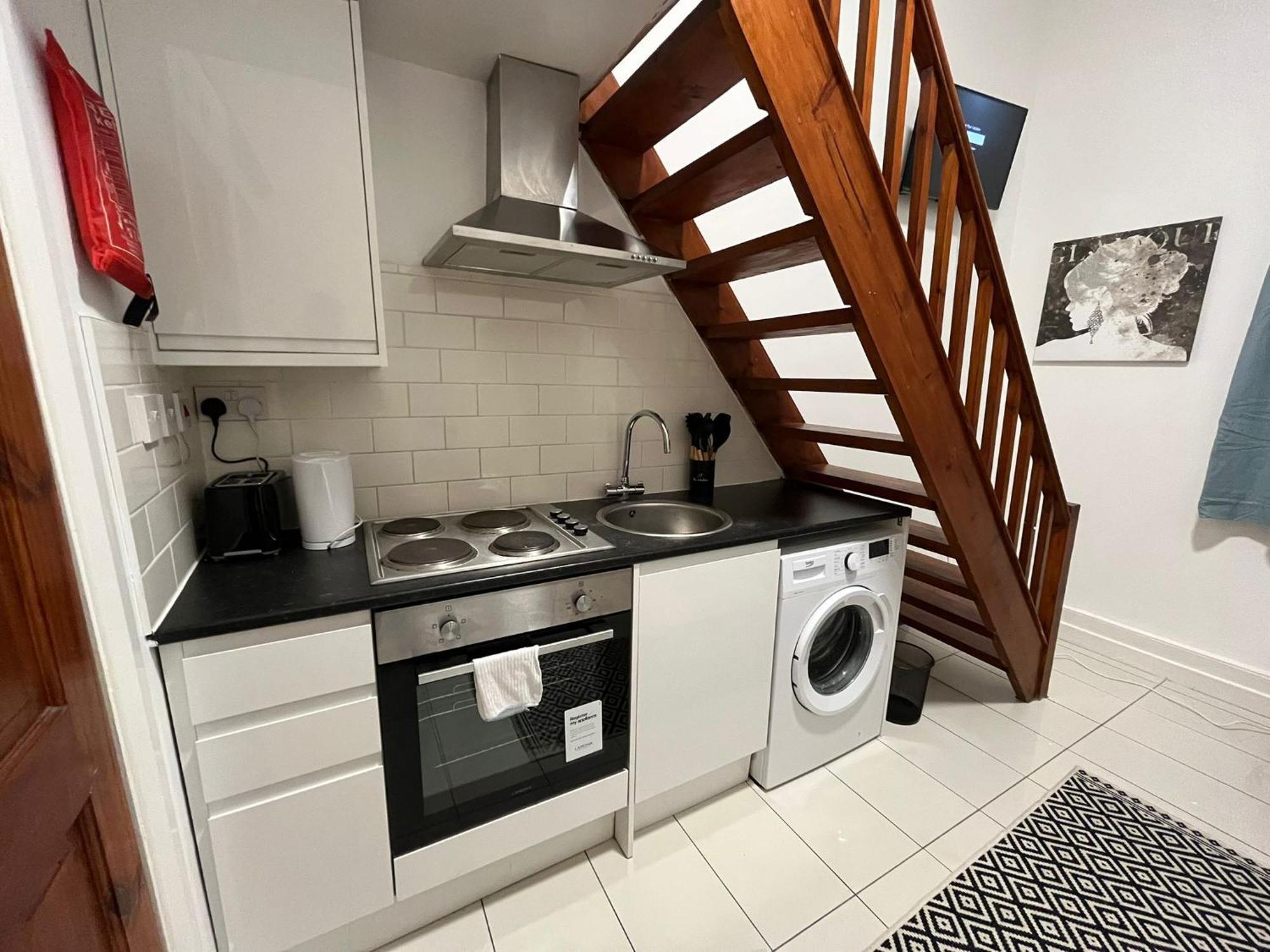 Modern Studios Queenspark Лондон Номер фото