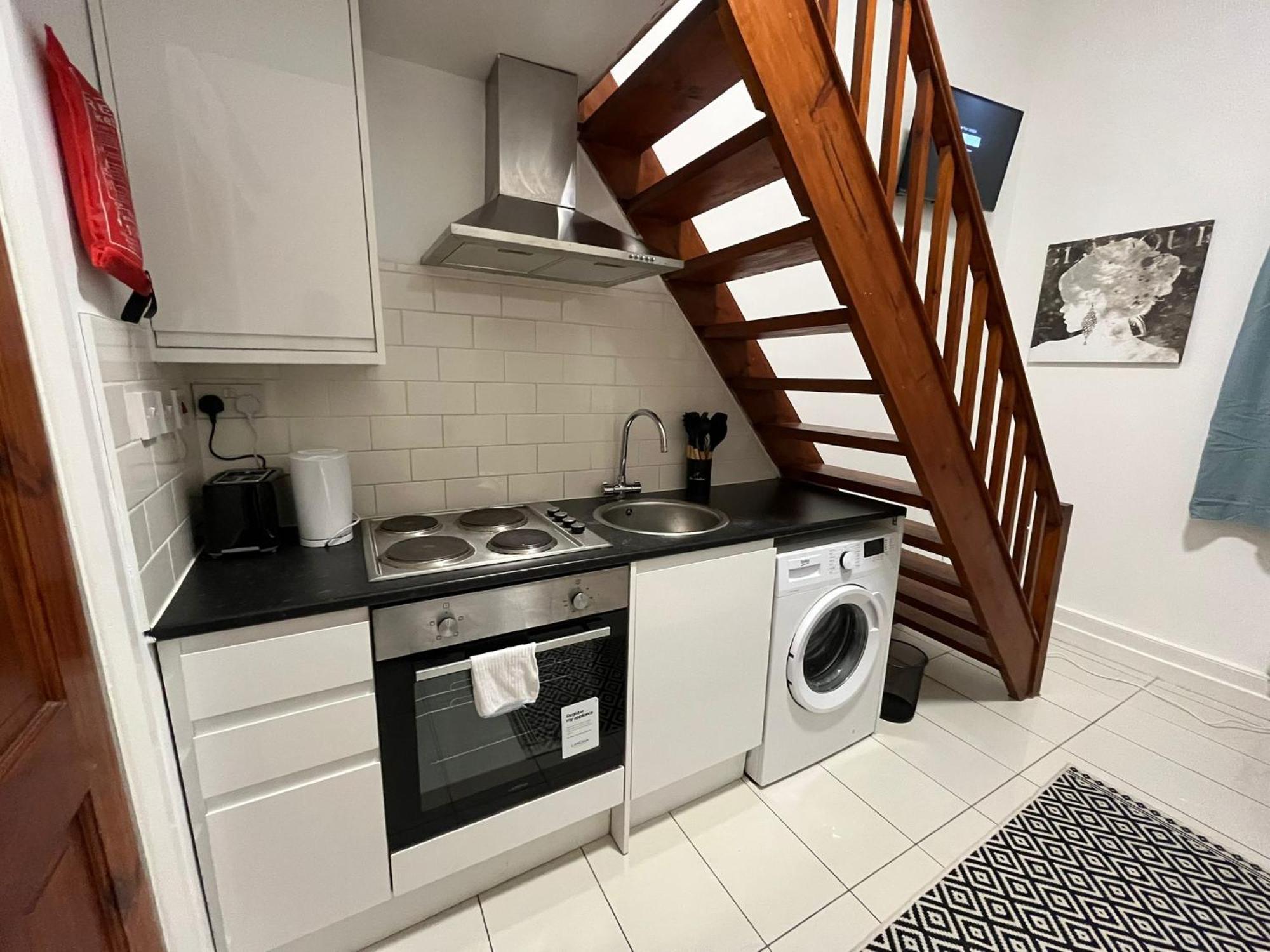 Modern Studios Queenspark Лондон Номер фото