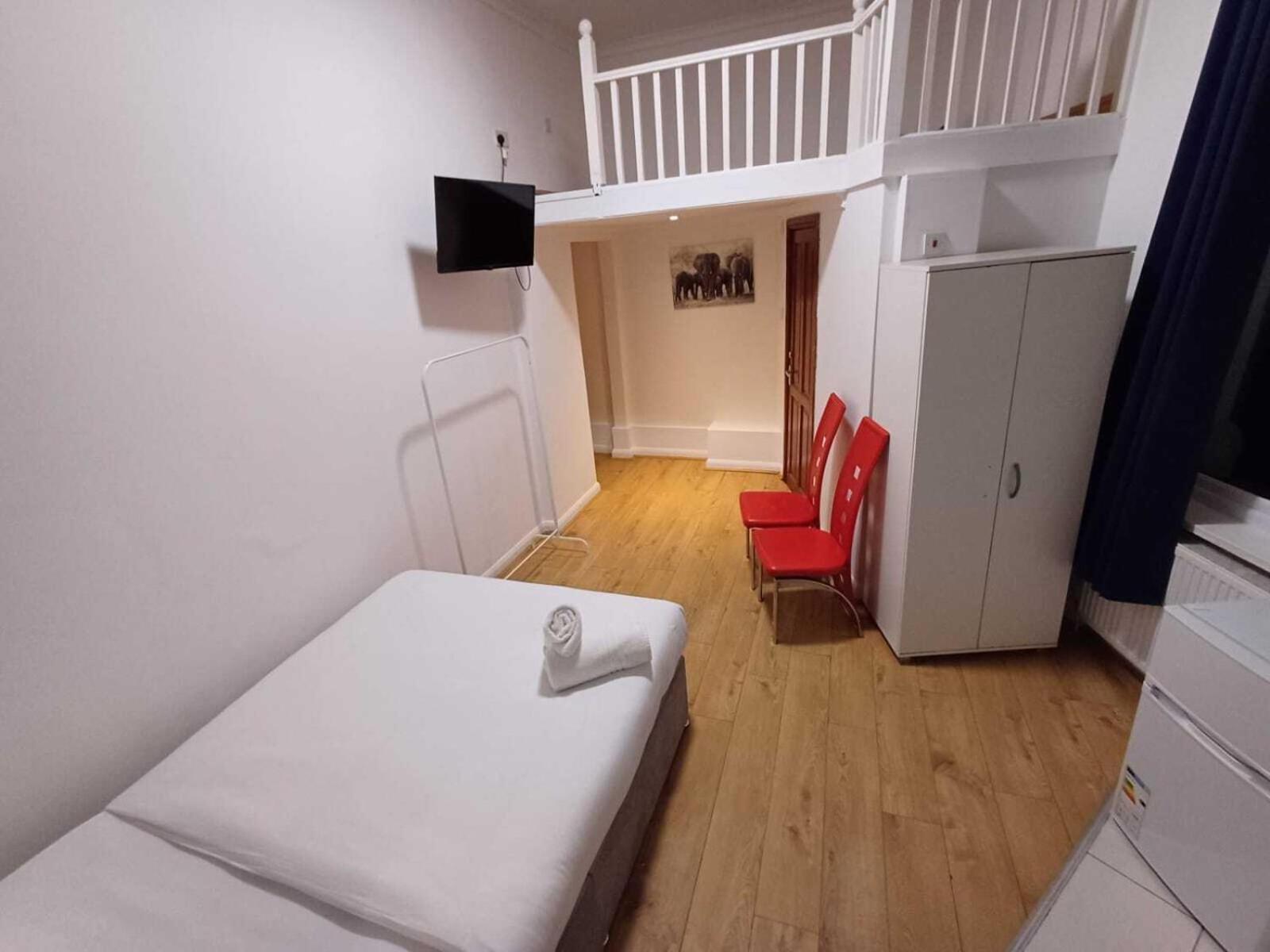 Modern Studios Queenspark Лондон Номер фото