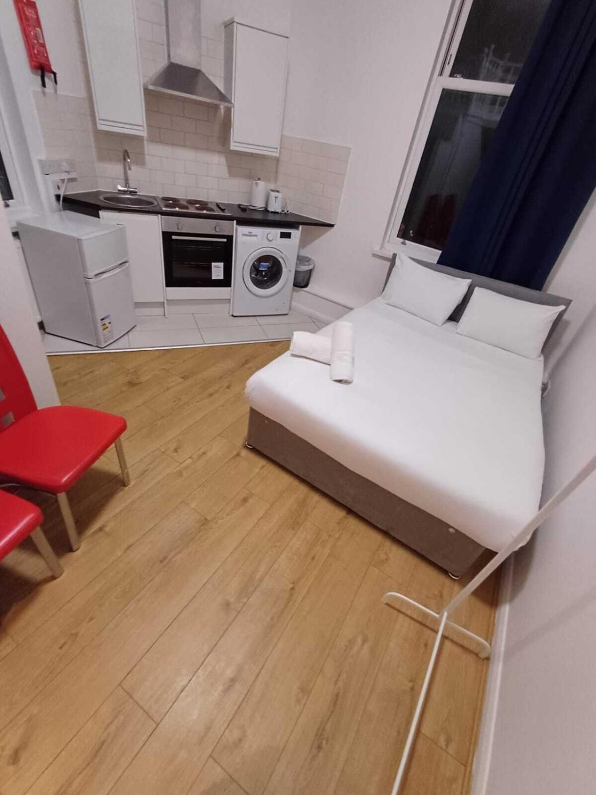 Modern Studios Queenspark Лондон Номер фото