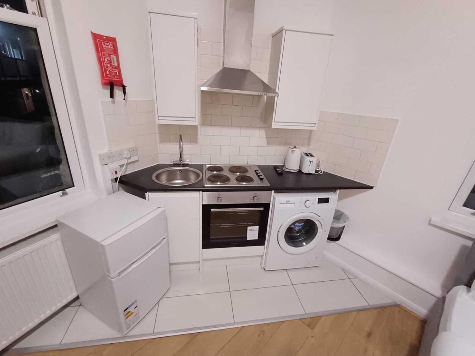 Modern Studios Queenspark Лондон Номер фото