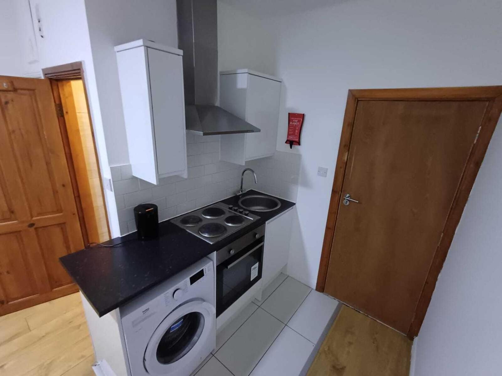 Modern Studios Queenspark Лондон Номер фото