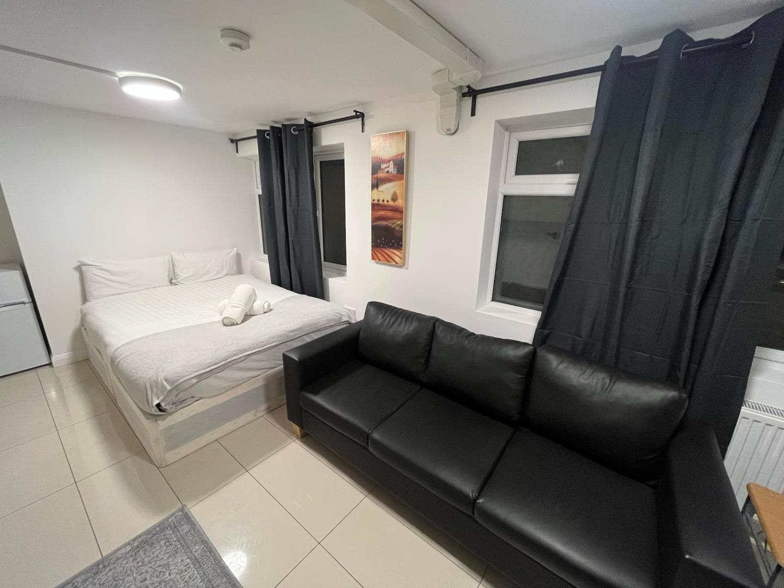 Modern Studios Queenspark Лондон Номер фото