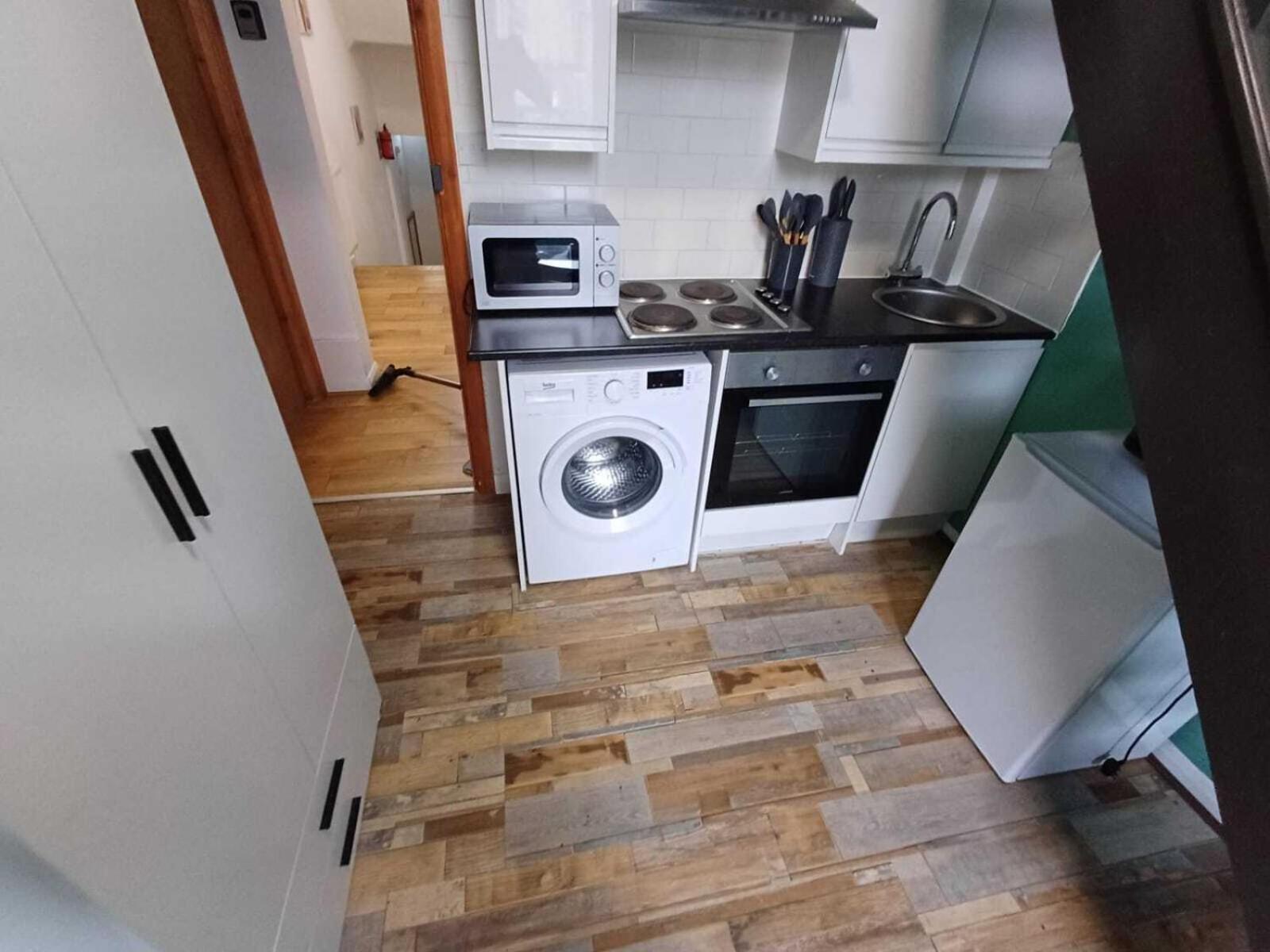 Modern Studios Queenspark Лондон Номер фото