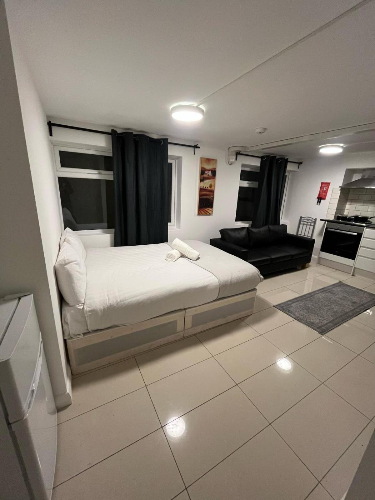 Modern Studios Queenspark Лондон Номер фото