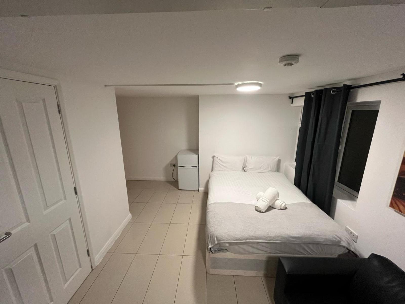 Modern Studios Queenspark Лондон Номер фото