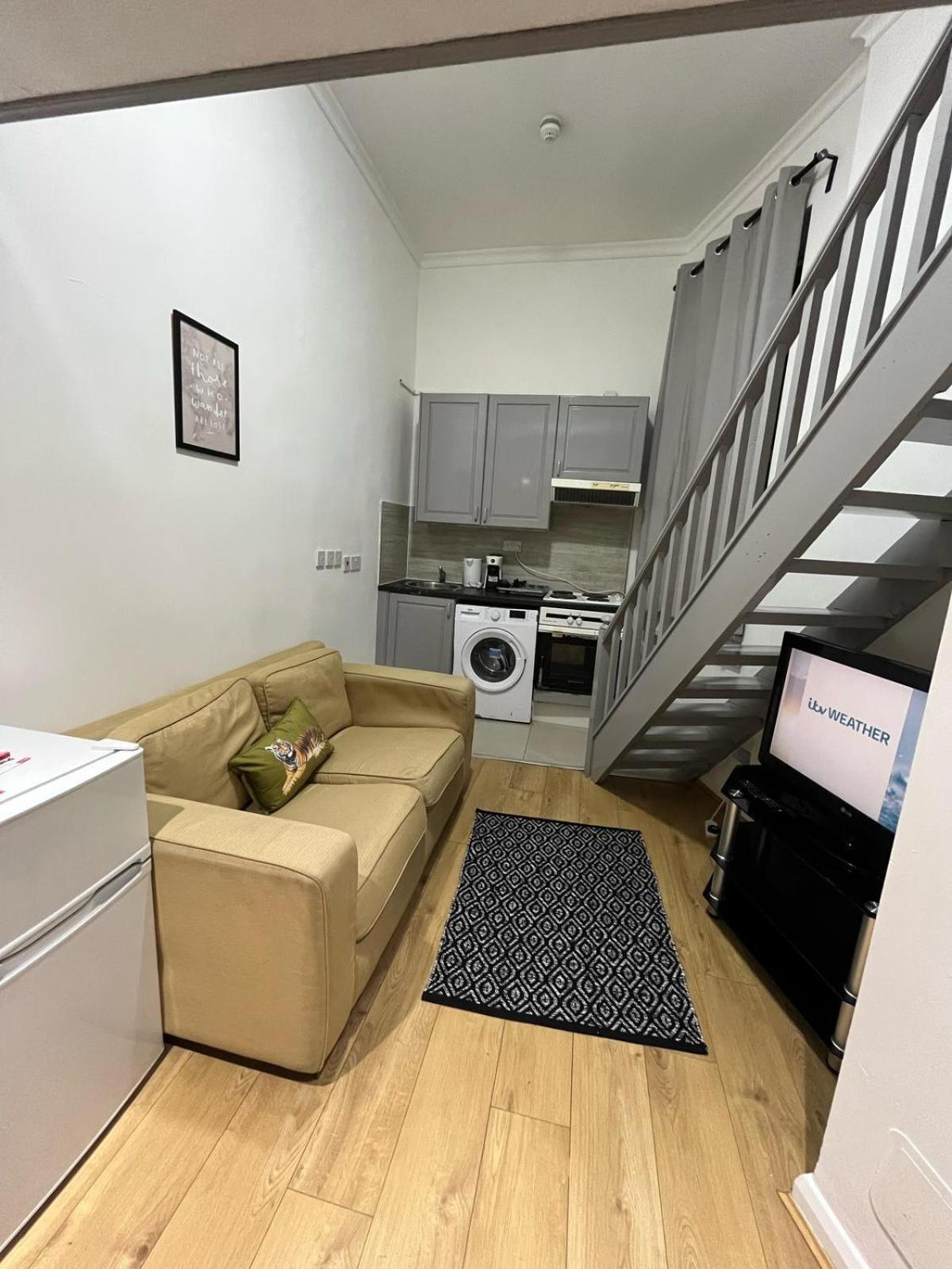 Modern Studios Queenspark Лондон Номер фото