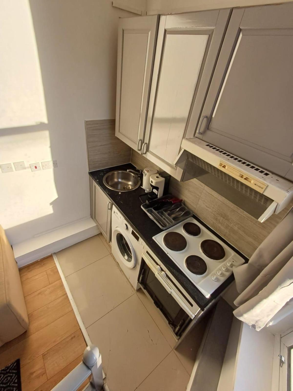 Modern Studios Queenspark Лондон Номер фото